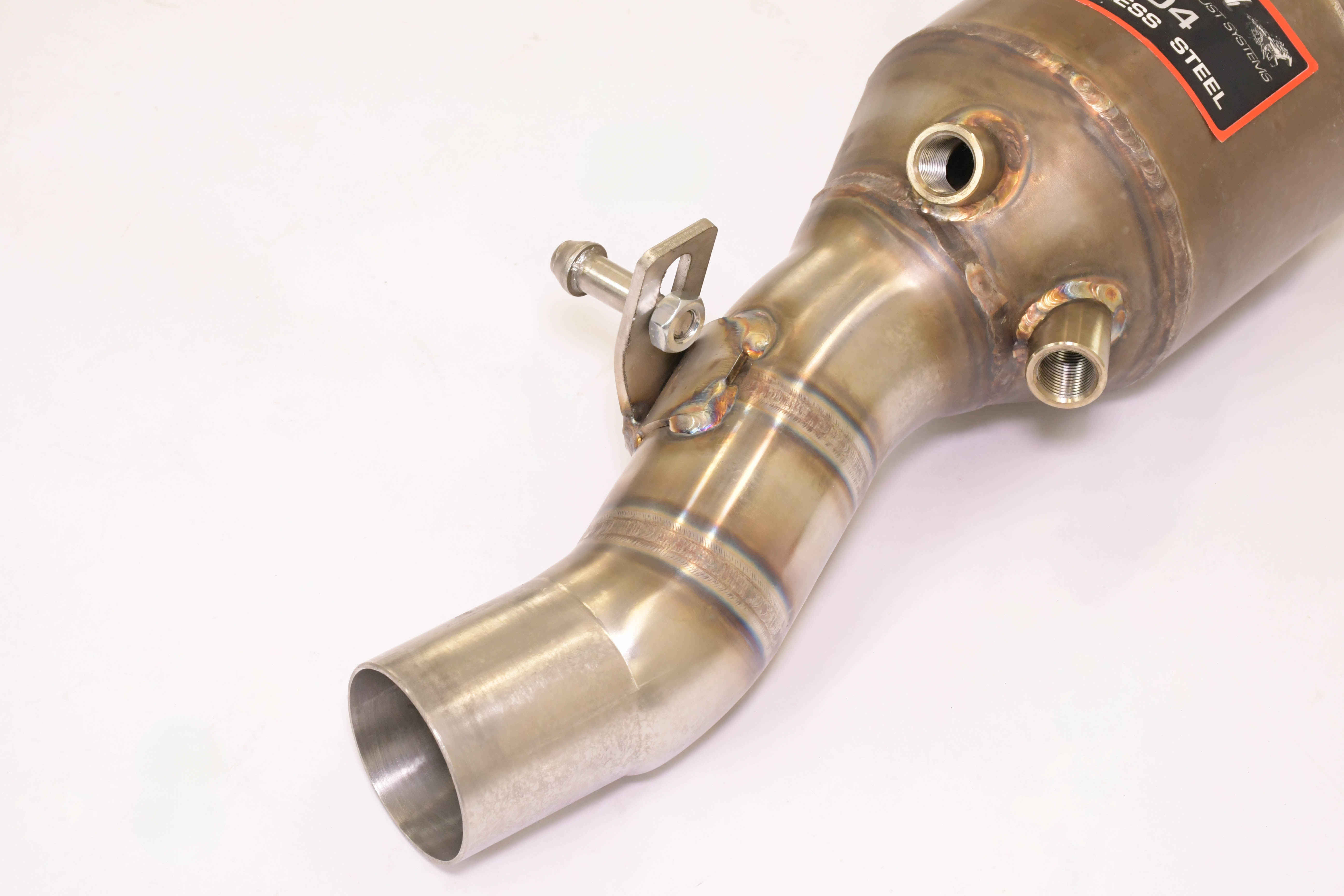 Scarico anteriore destro con catalizzatore metallico.