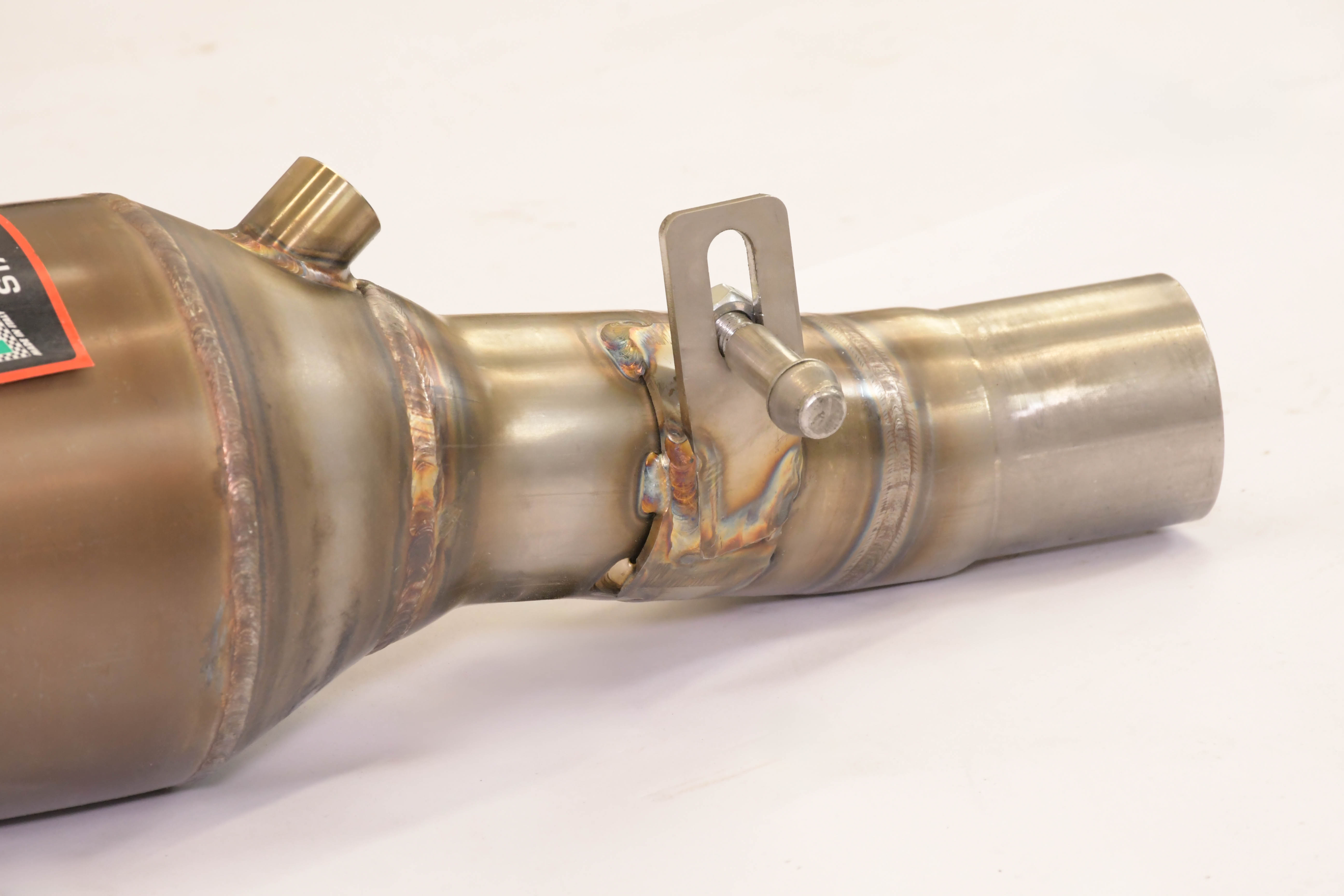 Scarico anteriore sinistro con catalizzatore metallico.