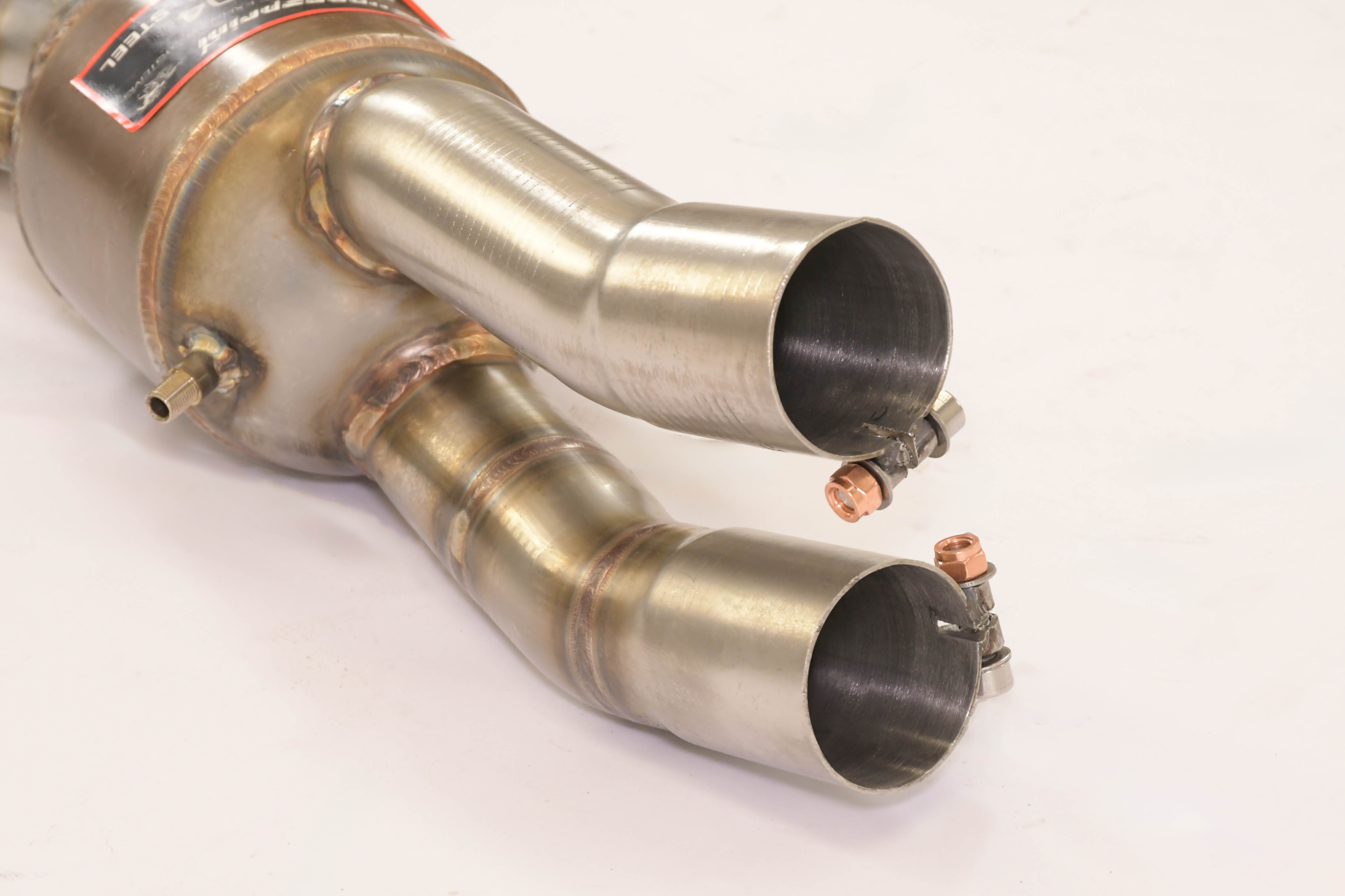 Scarico anteriore sinistro con catalizzatore metallico.