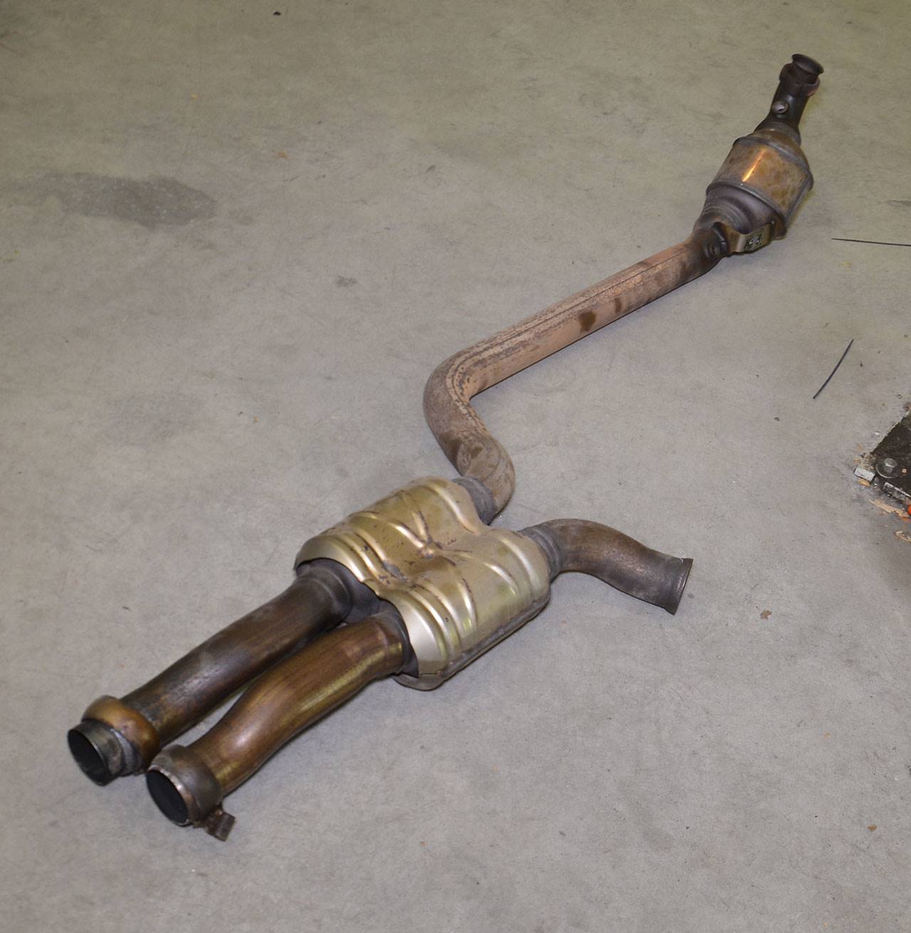 Right - Left pipe kit (fits to the stock, secondary catalytic)