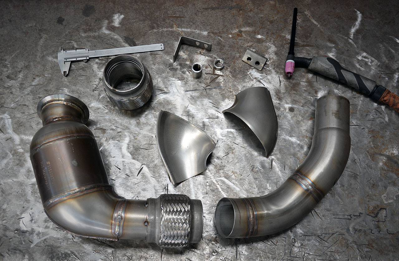 Kit tubo turbina + Catalizzatore metallico destro Compatibile con impianto Cat.-Back di serie