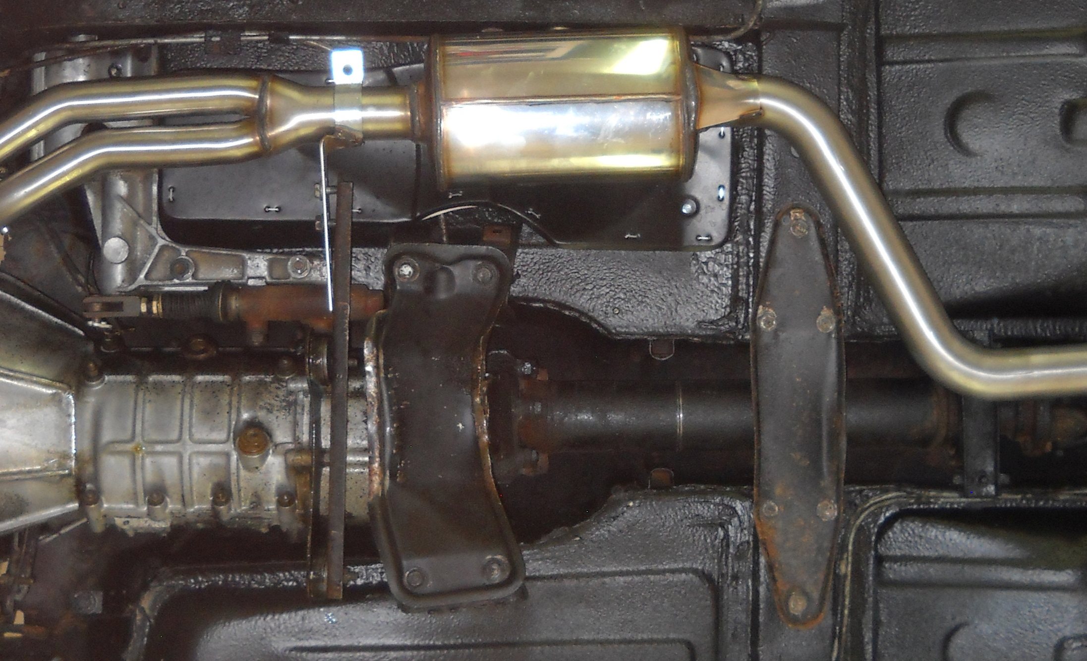 Front exhaust - resonated wider bend layout