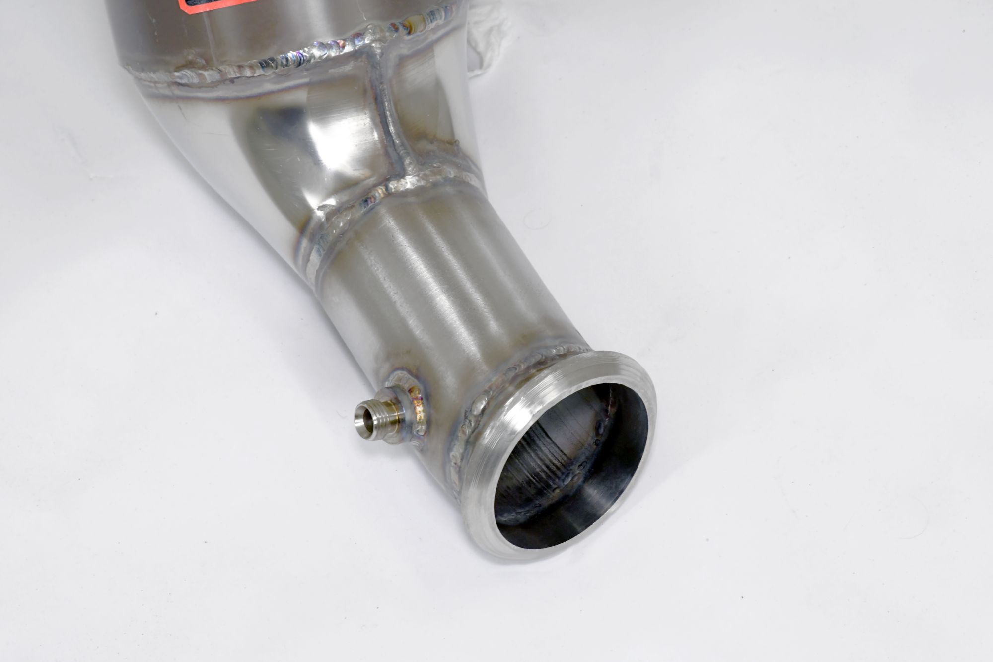 Downpipe Sinistro + catalizzatore metallico<br>(Elimina pre-catalizzatore + GPF)<br>Con prese per sensori di pressione / EGT
